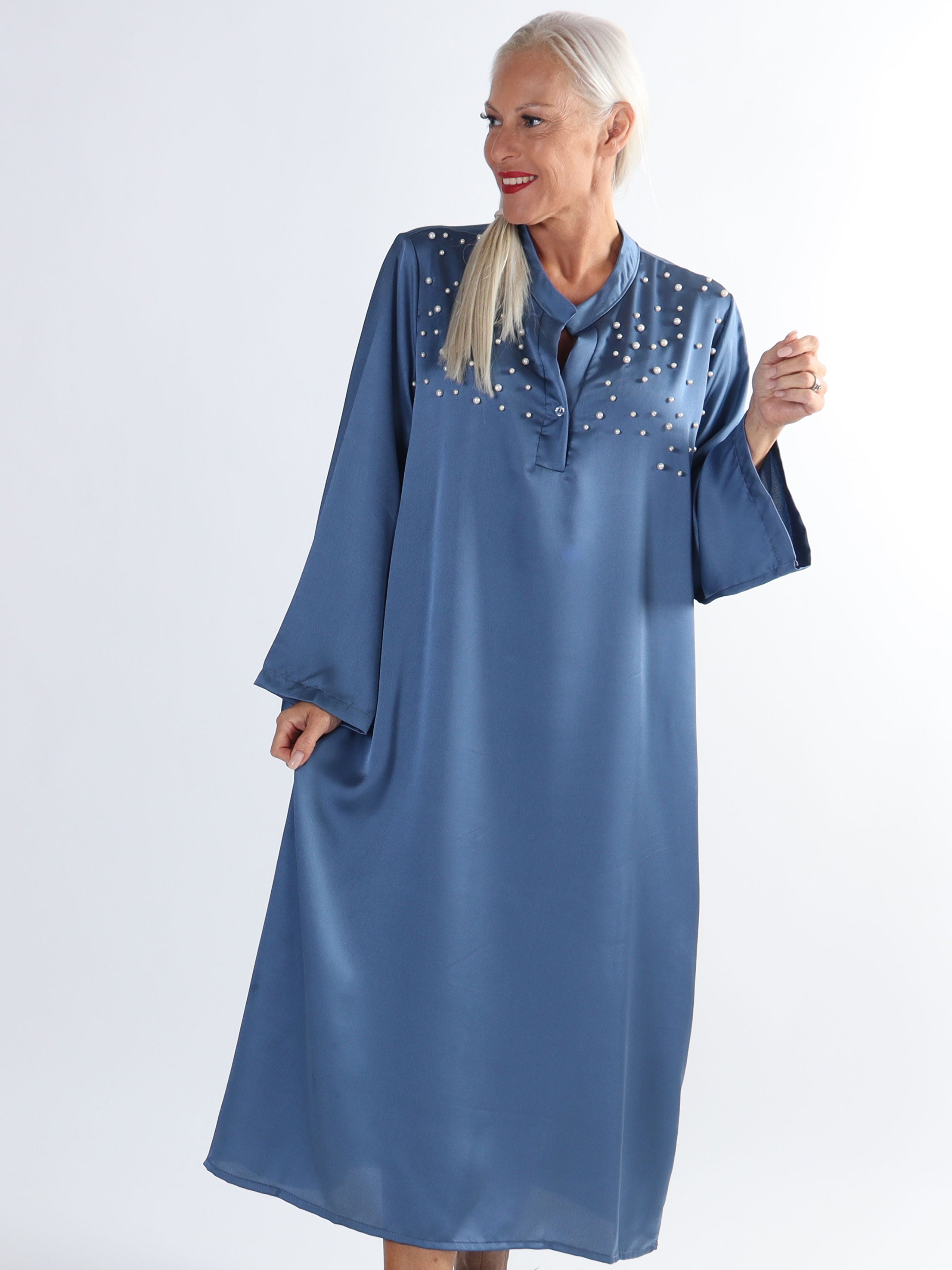 Emilia - Plus size kjole i silkelook med hvide perler